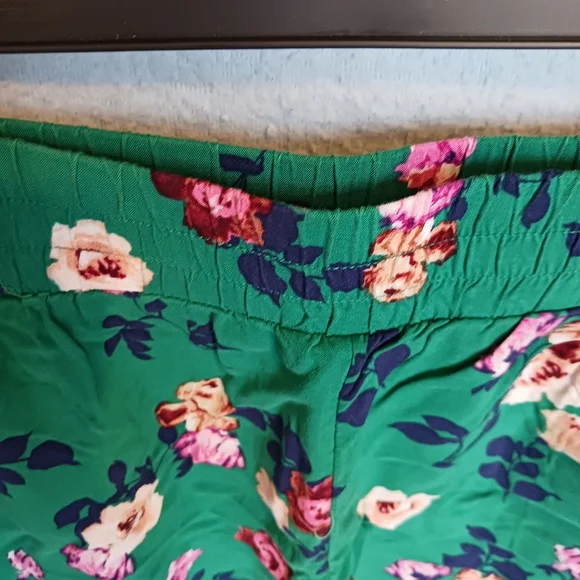 Greel Floral Flowy Shorts - Picture 4 of 5